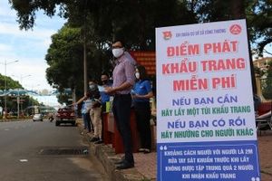 Video: Phát hàng nghìn khẩu trang miễn phí cho người đi đường ở Đắk Lắk