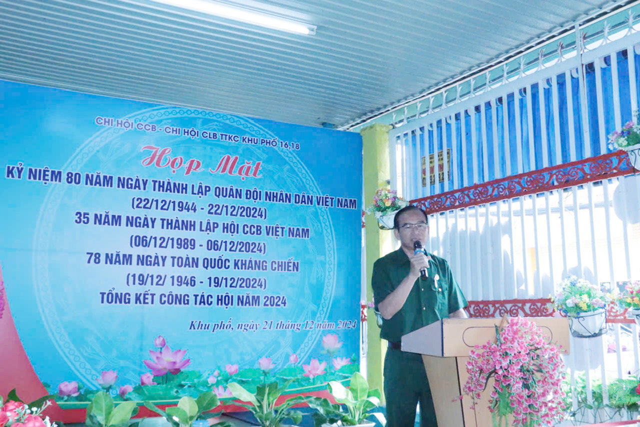 Đồng chí Nguyễn Xuân Hường - Chủ tịch Hội CCB phường ĐHT phát biểu trong ngày họp mặt