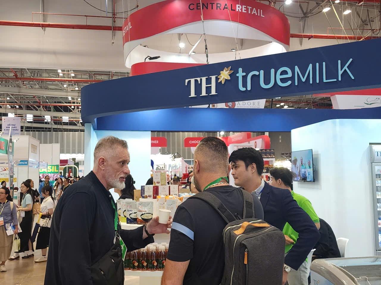 A group of people at a convention

Description automatically generated