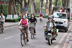 Video: Hà Nội xử phạt người không đeo khẩu trang khi ra đường