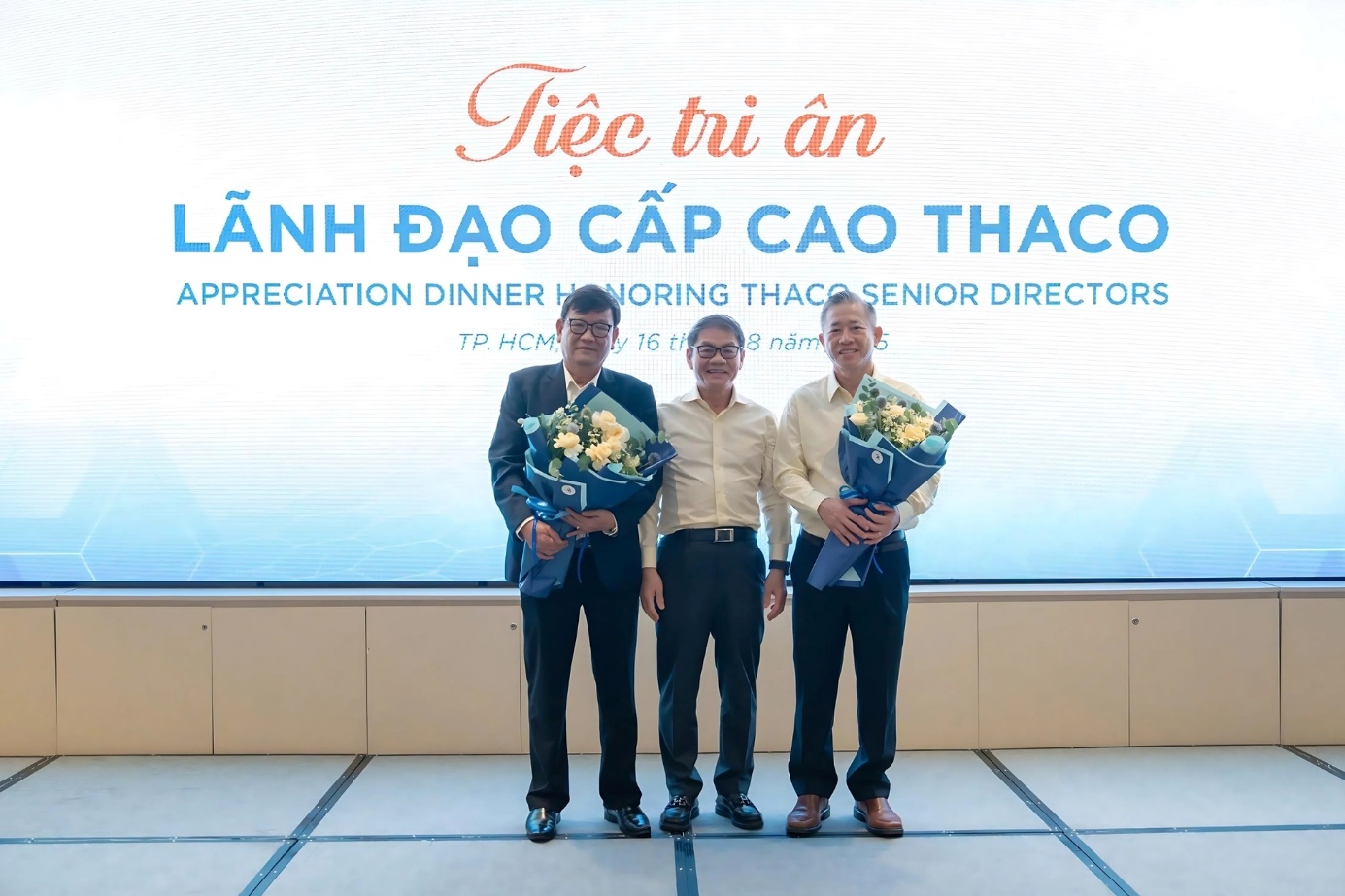  Chủ tịch HĐQT THACO Trần Bá Dương trao hoa tri ân Tổng Giám đốc THACO Phạm Văn Tài và Giám đốc cao cấp phụ trách VHTT Nguyễn Một
