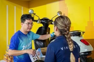 Khách Việt nô nức đổi xăng lấy điện: “Một năm tiết kiệm đủ mua thêm chiếc xe máy nữa”