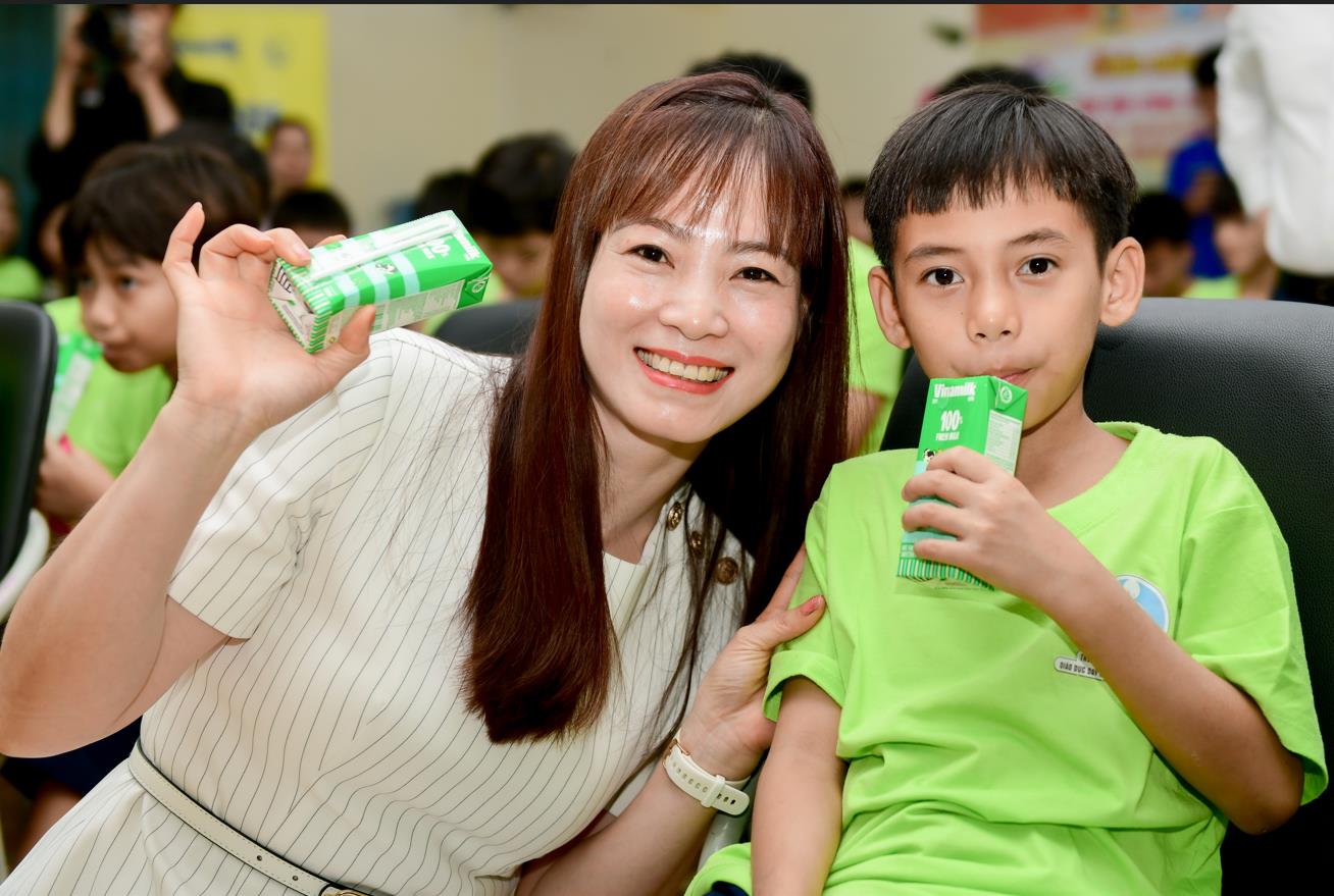 A person and a child holding juice boxes

AI-generated content may be incorrect.