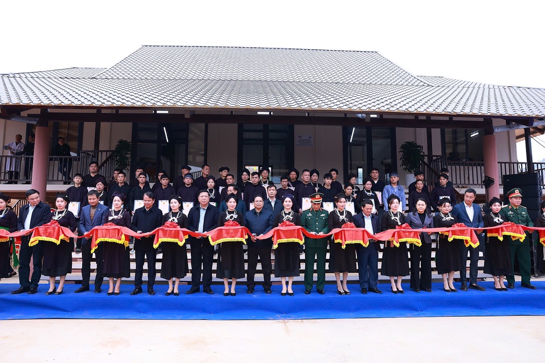 A group of people standing in front of a building

Description automatically generated