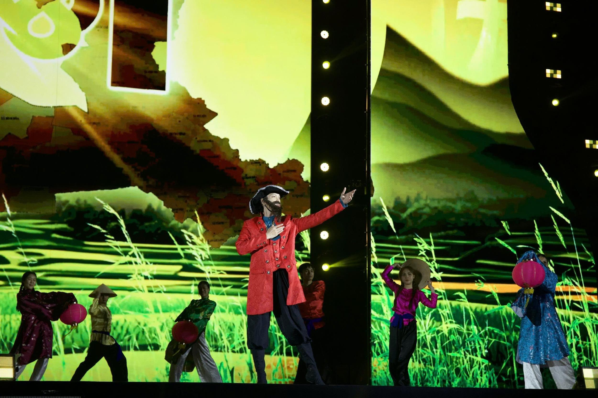 A person on a stage with a person in a cowboy hatAI-generated content may be incorrect.