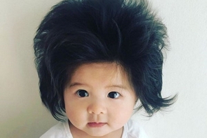 Bé gái 6 tháng tuổi có mái tóc siêu dày gây sốt mạng xã hội