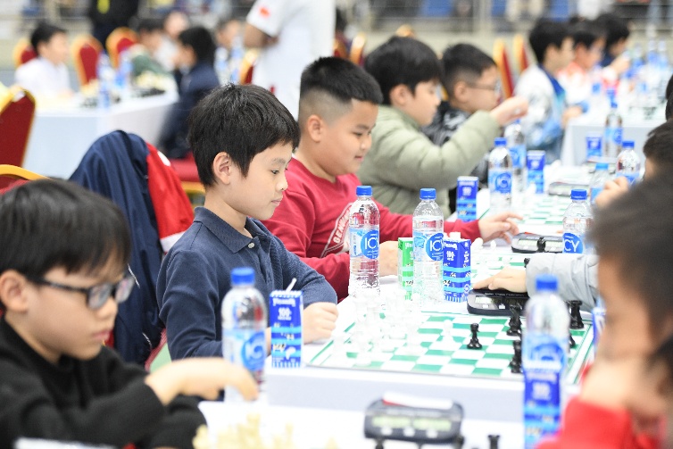 A group of kids playing chess

AI-generated content may be incorrect.