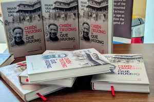 Trao di ảnh các Anh hùng liệt sĩ của lực lượng Công an nhân dân