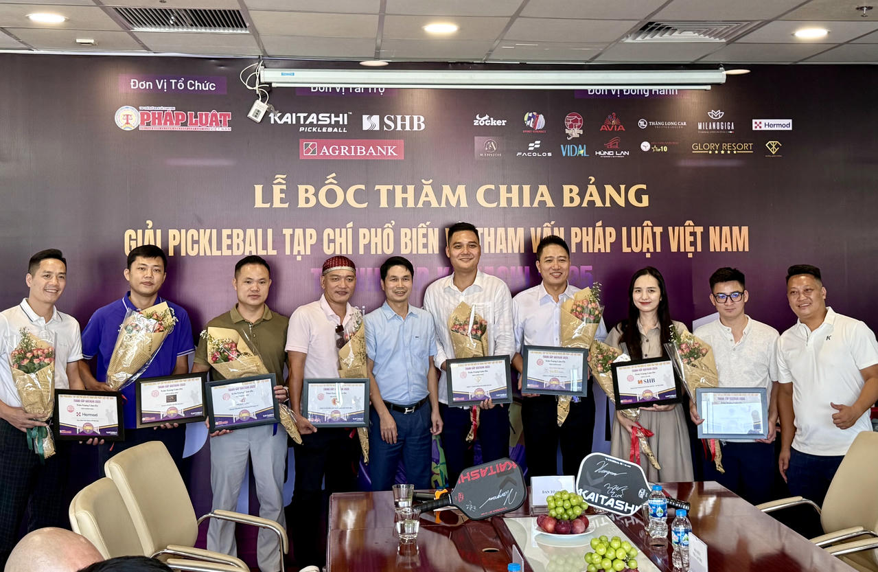 Ban tổ chức chụp ảnh lưu niệm cùng các nhà tài trợ, đơn vị đồng hành cùng Giải Pickleball Tạp chí Phổ biến và Tham vấn Pháp luật Việt Nam tranh Cúp Kaitashi 2025. 