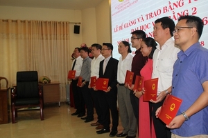 Đại học Kinh doanh Công nghệ trao bằng tốt nghiệp văn bằng 2 chuyên ngành Tiếng Anh