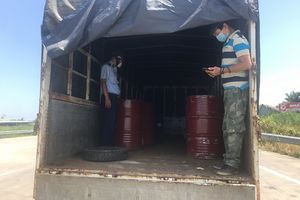 Tiền Giang: Phát hiện 3.000 lít hóa chất công nghiệp vi phạm vận chuyển trên xe luồng xanh