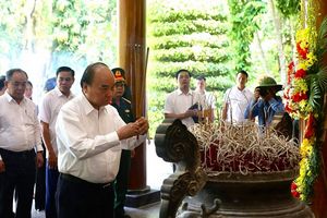 Chủ tịch nước Nguyễn Xuân Phúc dâng hương tại khu di tích Ngã ba Đồng Lộc