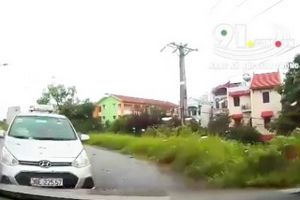 Video: Tài xế taxi đi ẩu đâm trực diện vào ô tô đi ngược chiều