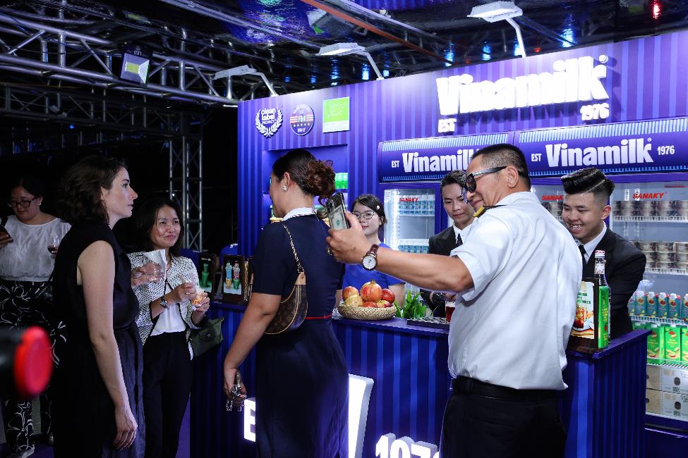 A person taking a picture of a person

AI-generated content may be incorrect.