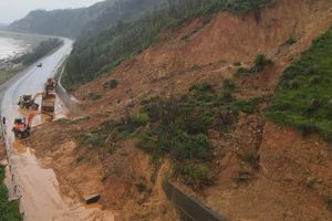 Hà Tĩnh: Nhiều tuyến đường sạt lở nghiêm trọng do mưa lũ