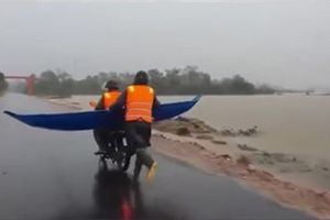 Video: Cảm động chiến sĩ công an chạy bộ 2km lấy thuyền đưa người dân đi cấp cứu