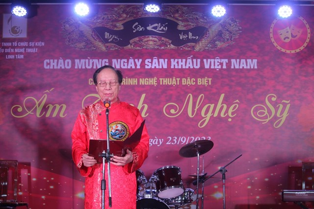  NSND Lê Tiến Thọ, nguyên Thứ trưởng Bộ Văn hóa Thể thao và Du lịch - Chủ lễ đọc văn khấn Tổ nghề sân khấu. 