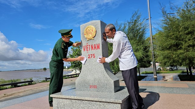 Chiến sĩ quân hàm xanh cùng với Nhân dân giữ vững vùng biên cương của Tổ quốc.