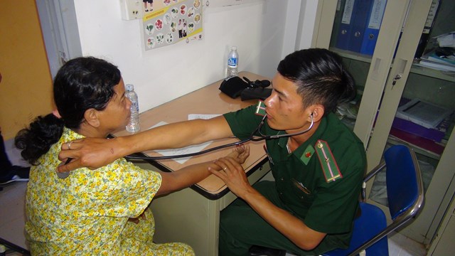 Hoạt động khám chữa bệnh của cán bộ, chiến sĩ Biên phòng cho các tầng lớp Nhân dân ở địa phương.