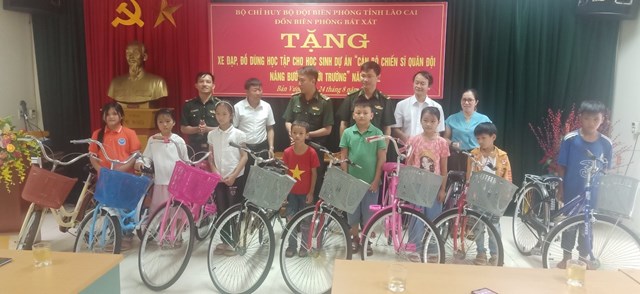 Đồn Biên phòng Bát Xát tặng xe đạp, đồ dùng học tập cho các em học sinh thuộc Dự án “Cán bộ, chiến sĩ quân đội nâng bước em đến trường”.