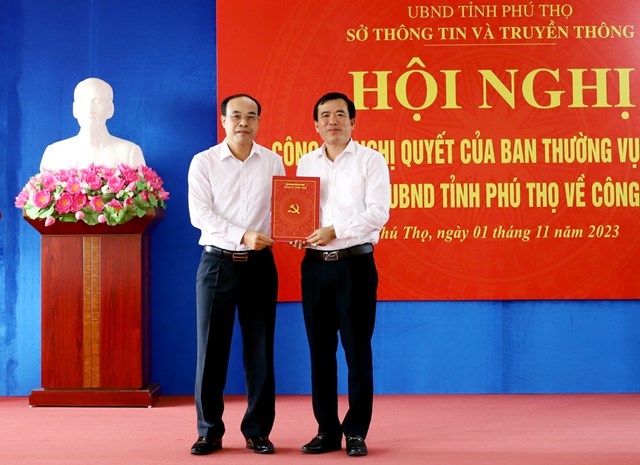 Ông Vi Mạnh Hùng, Trưởng Ban Tuyên giáo Tỉnh uỷ Phú Thọ trao Quyết định cho tân Giám đốc Sở Thông tin và Truyền thông Nguyễn Minh Tường (bên phải).