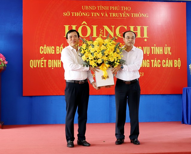 Đồng chí Trưởng Ban Tuyên giáo Tỉnh uỷ Vi Mạnh Hùng tặng lẵng hoa chúc mừng đồng chí Nguyễn Minh Tường.