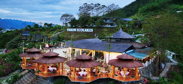 Khu du lịch Pá Uôn Ecolakes tại cầu Pá Uôn thu hút du khách tới tham quan và trải nghiệm.