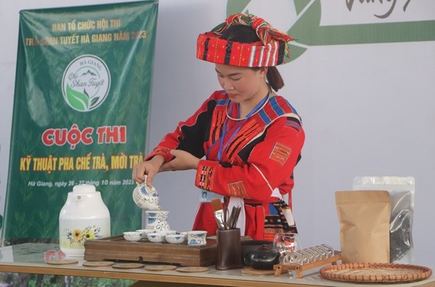 Phần thi pha chế trà của thí Đinh Thị Quỳnh – Đơn vị Công ty TNHH MTV – ĐTPT chè Quang Bình, huyện Quang Bình 