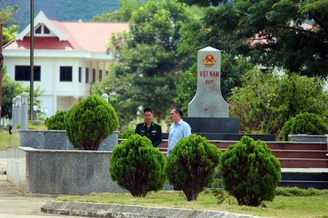 Cột mốc 207 của Việt Nam (ảnh Vũ Cừ).