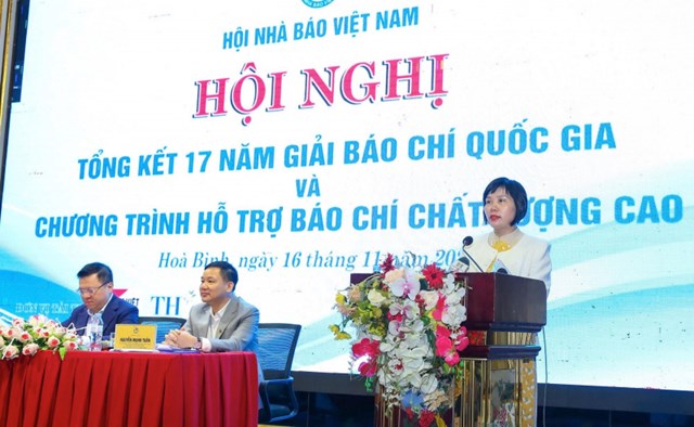 Trưởng Ban Nghiệp vụ Hội Nhà báo Việt Nam Đỗ Thị Thu Hằng trình bày tham luận. Ảnh: Trần Hải.
