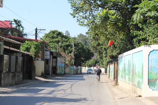 Quốc lộ 45 đoạn dọc qua xã Ninh Khang (Vĩnh Lộc) đầy bụi nay bỗng trở nên tươi mới lạ thường nhờ những bức tranh bích họa đẹp mắt.