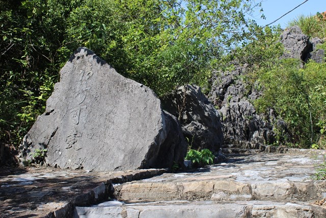 Phiến đá đường lên Động Hồ Công có bốn chữ Thanh Kỳ Khả Ái. Ảnh: Phi Long.