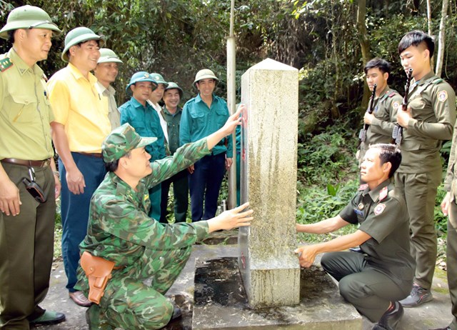 Cán bộ, chiến sĩ Đồn Biên phòng Cửa khẩu Thanh Thủy phối hợp với lực lượng biên phòng nước bạn Lào tuần tra, kiểm soát biên giới.
