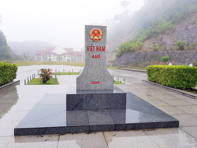 Cột mốc số 460 của Việt Nam (ảnh Vũ Cừ).