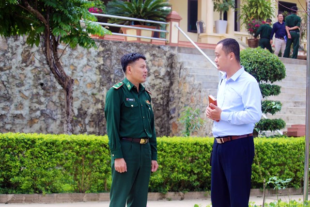 Thiếu tá Nguyễn Công Lưu – Chính trị viên Đồn Biên phòng Chiềng Tương trao đổi với Phóng viên (ảnh Vũ Cừ).