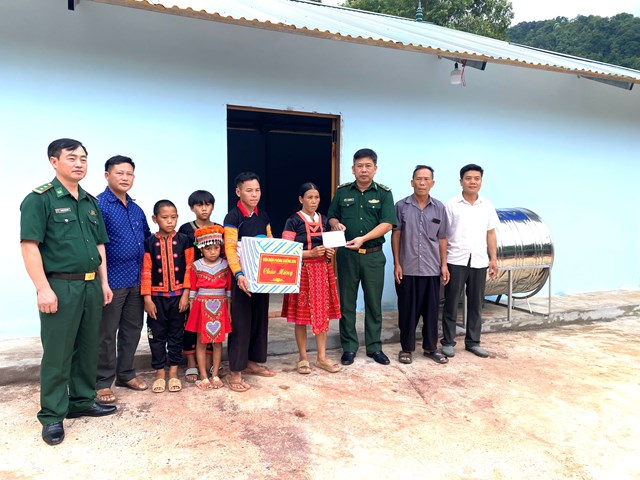 Đồn Biên phòng Chiềng Sơn bàn giao nhà mới cho người dân, xoá nhà tạm ở bản Pha Luông.