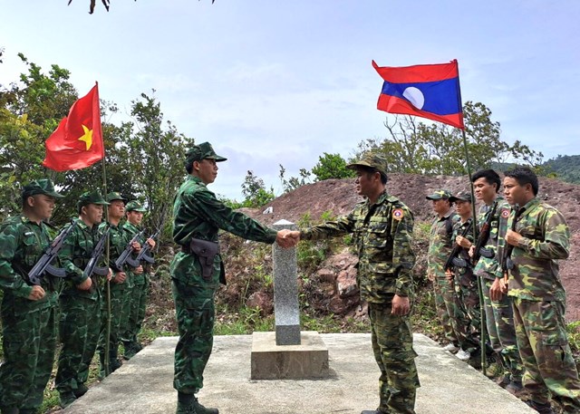 Hoạt động tuần tra song phương với nước bạn Lào để bảo vệ biên giới.