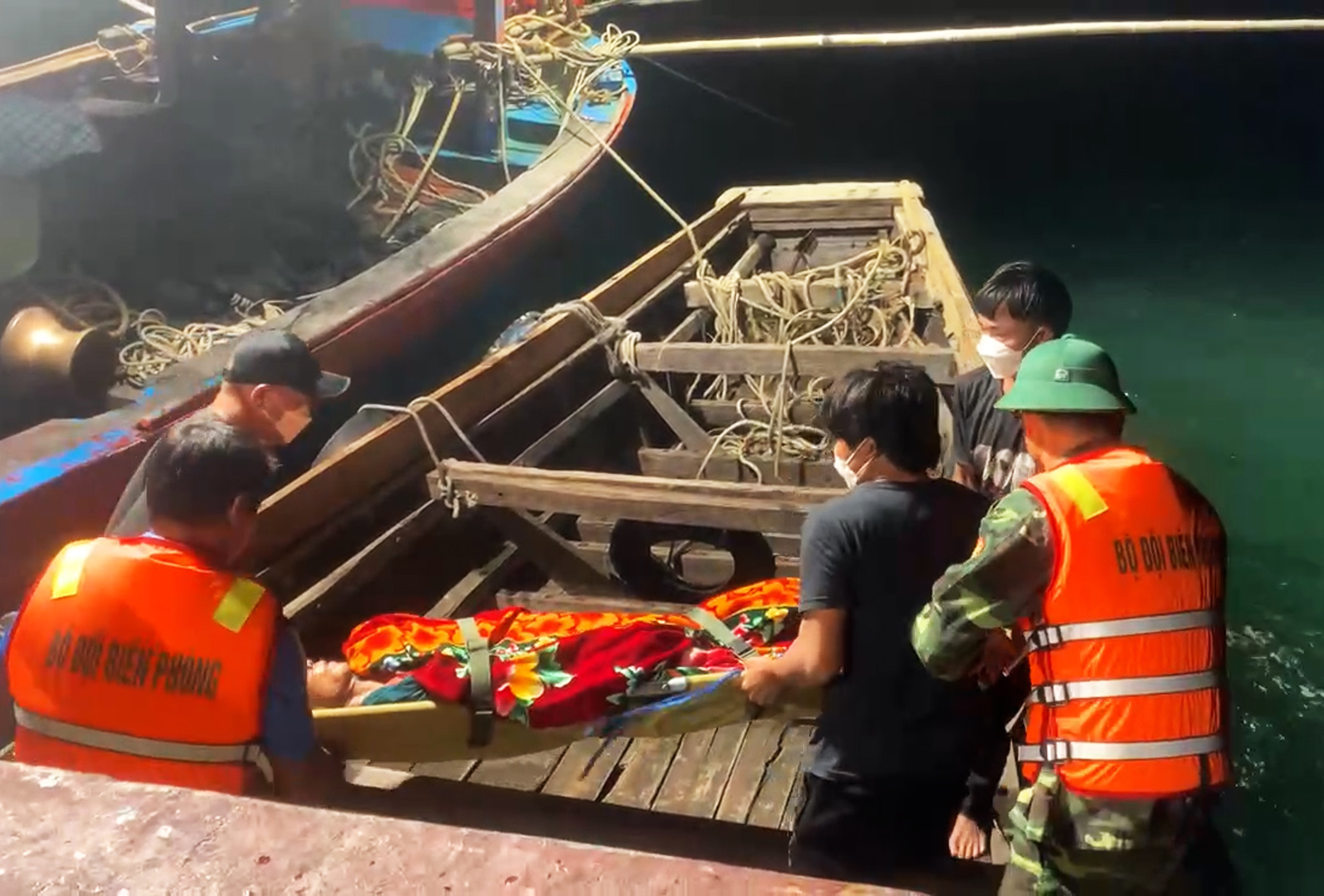 Ngư dân Nguyễn Văn Hường có triệu chứng bị đột quy khi đang đi biển được Đồn Biên phòng Ròon kiểm tra y tế và chuyển đến bệnh viện.