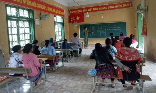 Lớp học xóa mù chữ tại xã Mường Lèo với nhiều độ tuổi, có cả những bà mẹ bế con tới lớp (ảnh: Đồn Biên phòng Mường Lèo)