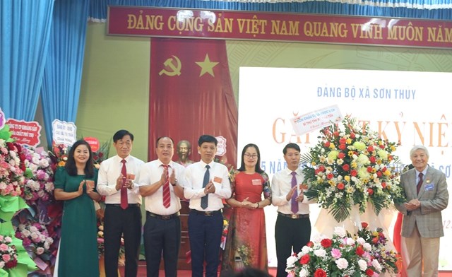 Đồng chí Lã Ngọc Khuê tặng hoa chúc mừng Đảng bộ xã