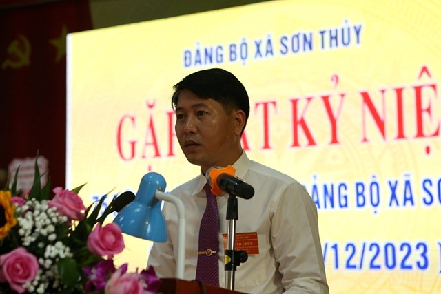 Đồng chí Lê Quang Sáng, Bí thư Đảng ủy xã Sơn Thủy phát biểu tại buổi gặp mặt.