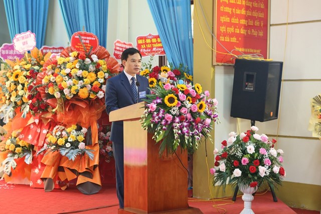 Đồng chí Phó Bí thư TT Huyện ủy phát biểu chúc mừng Đảng bộ xã Sơn Thủy. Ảnh: Phi Long.
