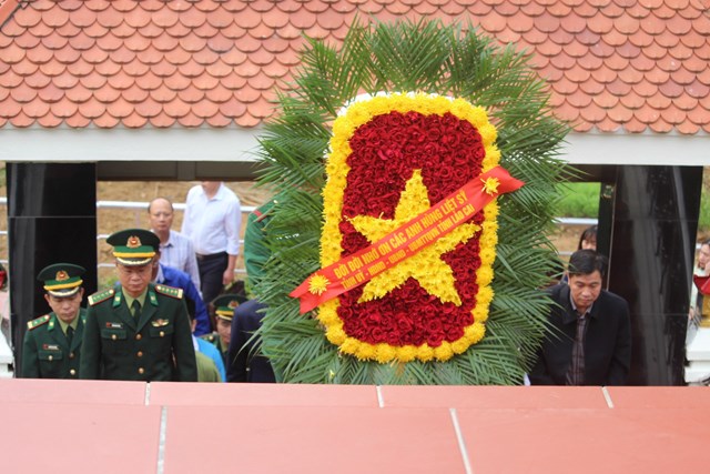 Đoàn lãnh đạo dâng hương anh hùng tại đài tưởng niệm Đồn A Mú Sung
