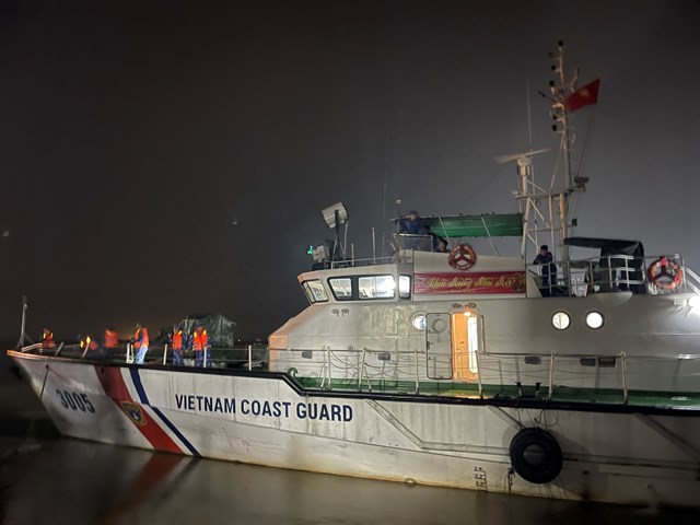 Con tàu Cảnh sát biển 3005 thuộc Hải đội 102, Bộ Tư lệnh Vùng Cảnh sát biển 1 sừng sững hiên ngang rẽ sóng dòng Lam xuôi theo luồng Cửa Hội tiến thẳng ra biển lớn.