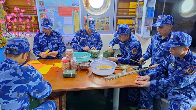 Nhiều hoạt động của cán bộ, chiến sĩ trên Con tàu Cảnh sát biển 3005 thuộc Hải đội 102, Bộ Tư lệnh Vùng Cảnh sát biển 1 chuẩn bị cho Tết, một không khí ấm cúng.