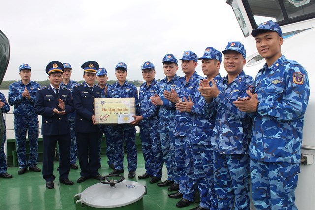 Đảng ủy, Chỉ huy Hải đội 102 gặp gỡ, giao nhiệm vụ, trao tặng quà của BTL Vùng và của Hải đội cho cán bộ, chiến sĩ trên tàu CSB 3005.