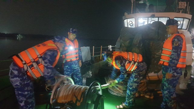 Cảnh sát biển đón Tết ngoài khơi xa - Ảnh 2