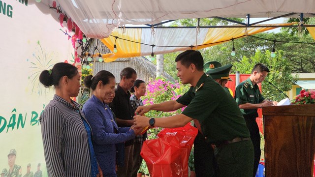 Chiến sĩ Biên phòng trao tặng những phần quà cho người dân trong Chương trình.
