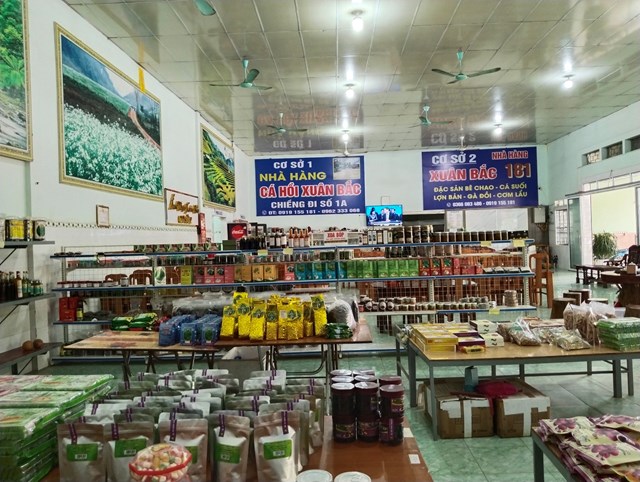 Bên cạnh nhu cầu phục vụ ăn uống, nhà hàng còn bán rất hiểu mặt hàng các sản phẩm OCOP của huyện Mộc Châu.