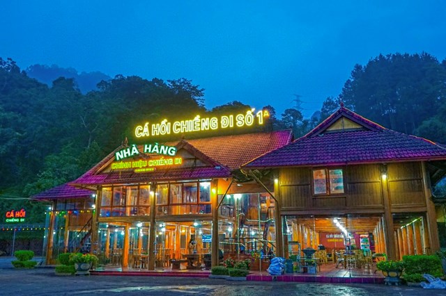 Cơ sở 1 nhà hàng Xuân Bắc được thiết kế với kiểu nhà sàn truyền thống của người dân tộc Thái, rỗng rãi thoáng mát, khí hậu trong lành. Ảnh: Nam Trứ